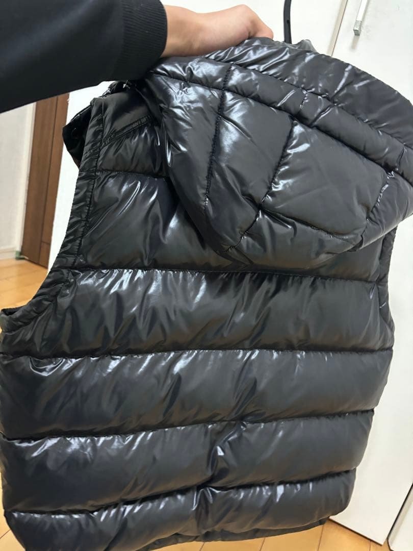 MONCLER ブラック ダウンベスト フード付き